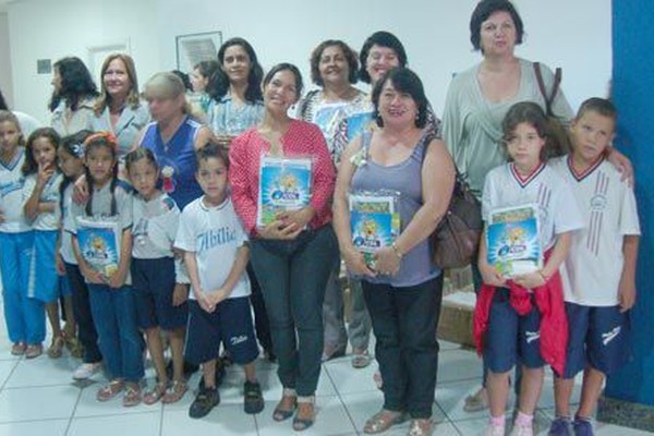 CDL entrega Kits de materiais escolares para serem doados a estudantes carentes