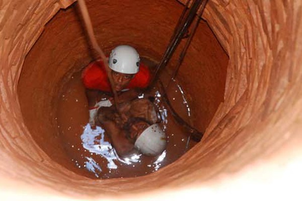 Após 5 anos, agricultor que caiu em cisterna de 17 metros reencontra Bombeiro que o salvou 