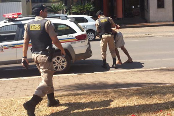 Homem é dominado por cinegrafista após colocar faca no pescoço de garota e roubar celular