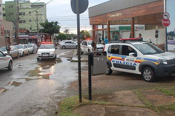 Após acidente no centro, motociclista mostra arma e foge deixando celular e moto 