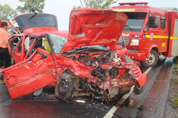 Veículos batem de frente e uma pessoa morre e seis ficam feridas na MGC354