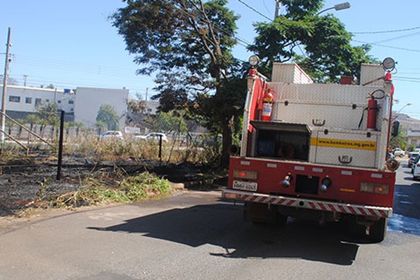 Bombeiros são acionados para controlar incêndio em lote vago que ameaça residências vizinhas