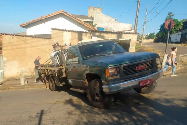 Caminhão com transformadores volta no morro da Vereador João Pacheco e por pouco não faz vítima