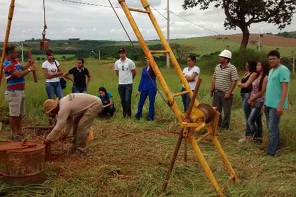 Alunos de engenharia da FPM participam de sondagem durante visita técnica