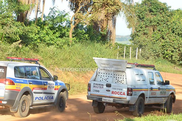 Criminosos que invadiram fazenda em Patrocínio trocam tiro com a PM e assaltante acaba morto