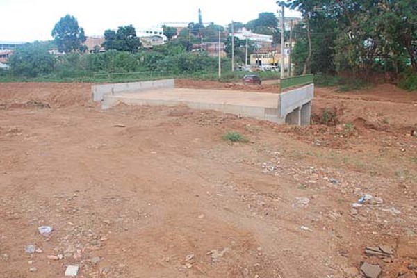 Obra na Vereador João Pacheco para e moradores indignados cobram conclusão do serviço