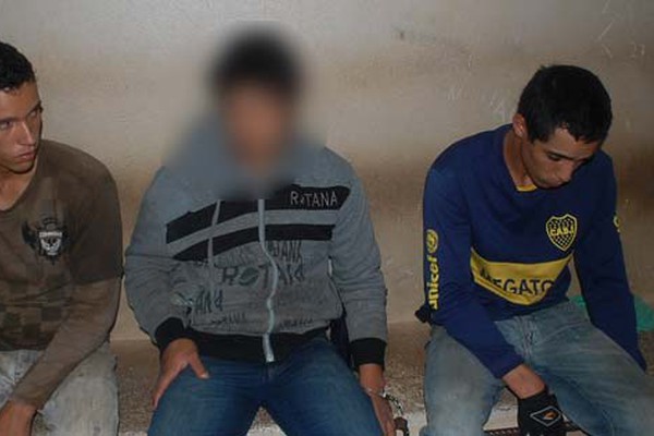 Trio envenena cães, arromba cofre, mas é capturado se preparando para fugir de autoescola