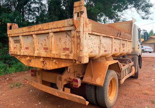 Topógrafo atingido por tampa de caminhão basculante fica gravemente ferido