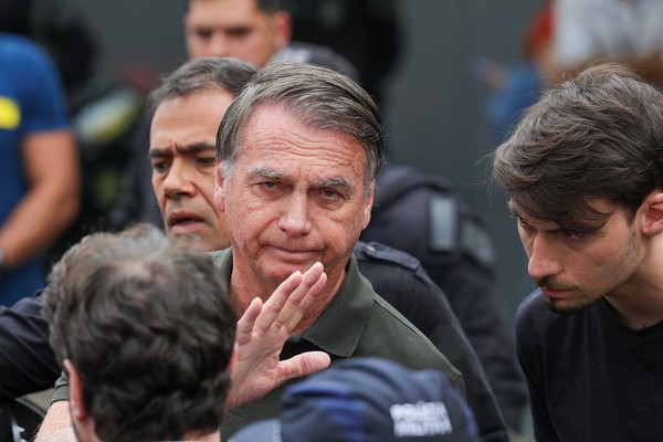 Moraes nega pedido da defesa e mantém prisão domiciliar de Bolsonaro
