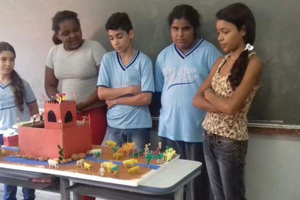 Professora faz trabalho com maquetes e peça teatral para ensinar o Feudalismo em escola rural