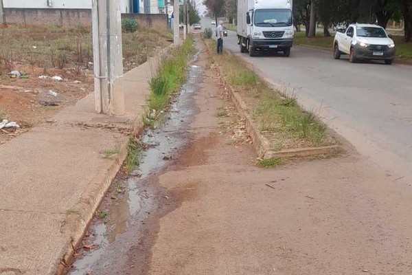 Ciclistas reclamam das condições da ciclovia da avenida JK e pedem providências da Prefeitura