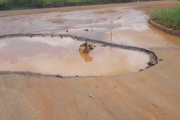 Moradora cobra providência para buraco enorme que tomou conta de rua em Patos de Minas