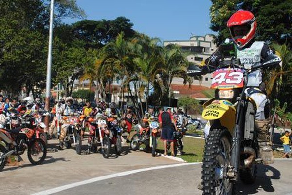 Pilotos de Patos de Minas e de diversas cidades do país largam no 28º Enduro do Milho