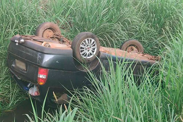 Carro para com as 4 rodas para o alto dentro do Monjolo e motorista é salvo por cinto de segurança