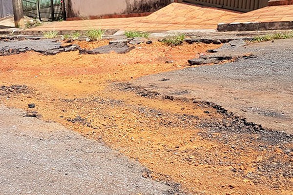 Buracos ocupam ruas inteiras e moradores de bairros têm dificuldades até para entrar em casa