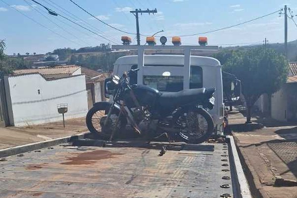 Após perseguição e cerco, PM recupera moto furtada e prende dois homens, no bairro Santa Luzia