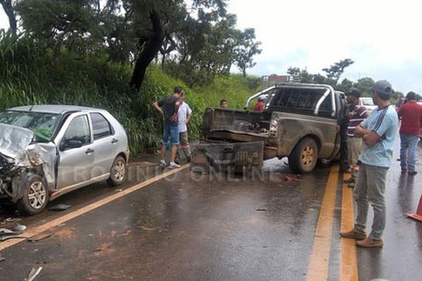 Colisão frontal na BR 365 próximo ao Trevo dos Pneuzinhos deixa dois feridos