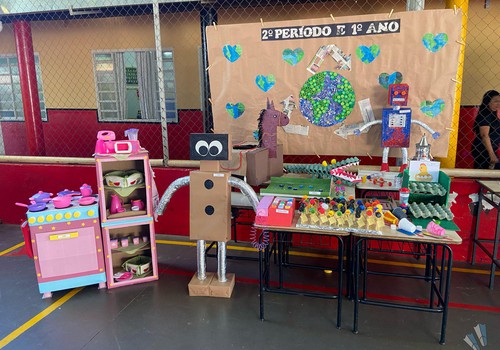 Alunos do Centro Educacional Criança Feliz transformam lixo em arte e dão show de criatividade