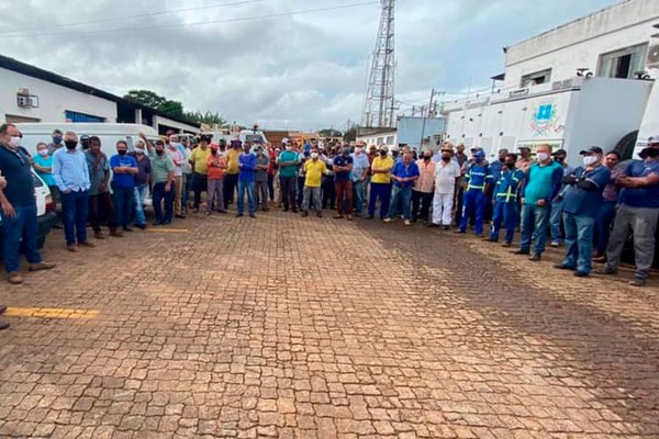 Prefeito Falcão visita servidores do Barracão da Prefeitura no 1º dia de trabalho