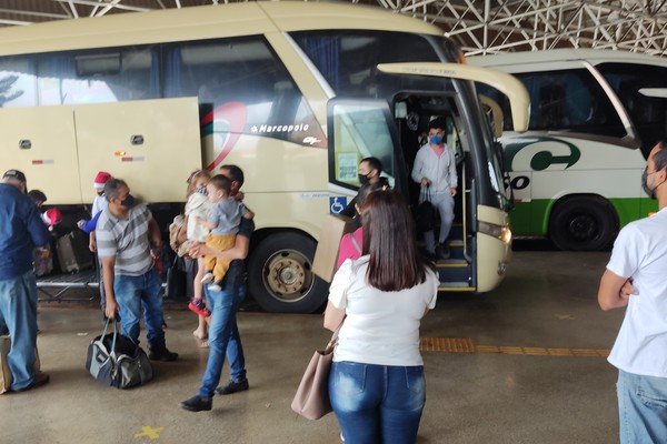 Movimentação na rodoviária aumenta 80% e patenses podem não encontrar passagens de última hora