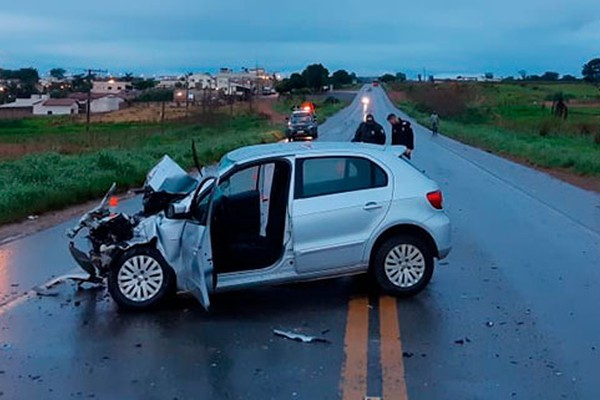 Carro invade contramão, bate de frente com ônibus e motorista morre em grave acidente na BR365