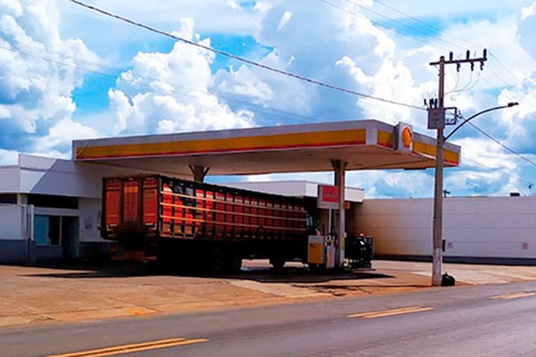 Criminosos armados rendem funcionários e assaltam posto de gasolina na Avenida Brasil