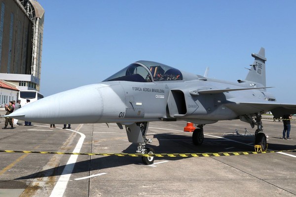 Lula participa de inauguração de linha de produção de caças Gripen