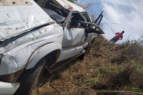 Motorista de 49 anos morre após caminhonete sair da pista e capotar na BR 365