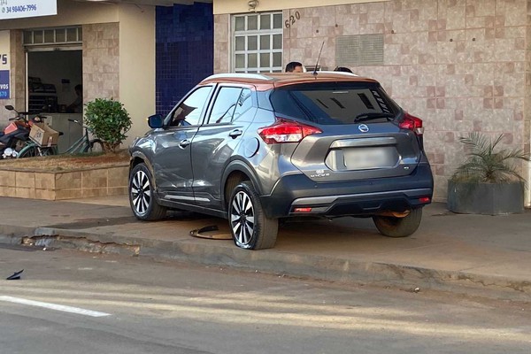 Carro para em cima do passeio após batida em cruzamento com alto índice de acidentes