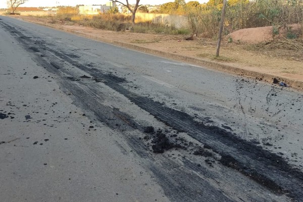 Caminhão sai da ETE da Copasa espalhando sujeira e moradores do Quebec sofrem com mau cheiro