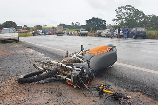 Passageiro morre e motociclista fica gravemente ferido ao ser atingido por carro na BR 365