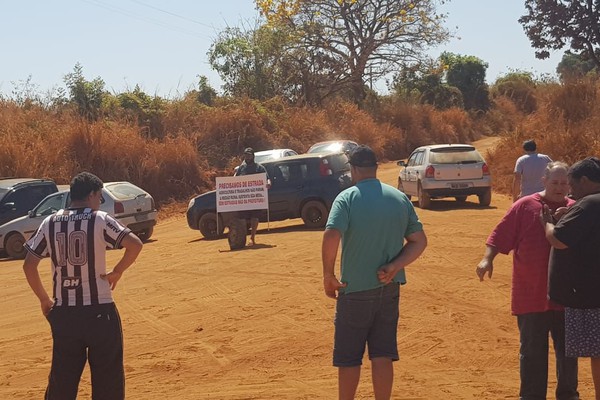 Moradores de Alagoas protestam por melhorias na BR 352 e asfalto na estrada de acesso ao distrito