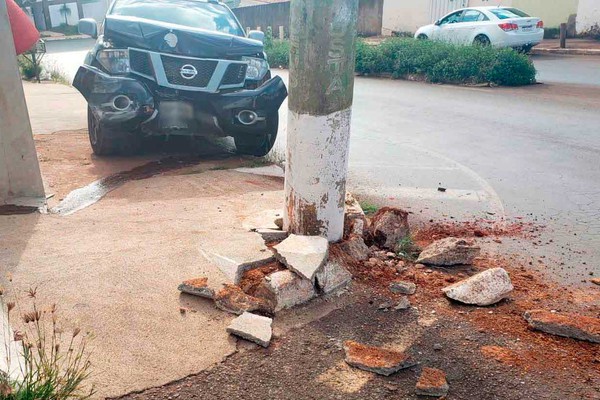 Condutor de Caminhonete perde o controle e acerta em cheio poste de iluminação