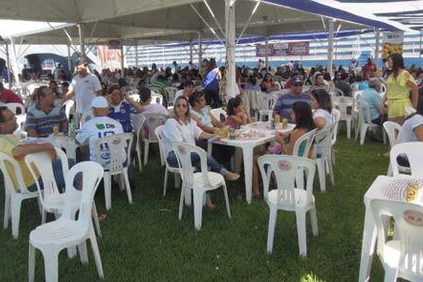 URT comemora 74 anos com festa, homenagens e distribuição de prêmios