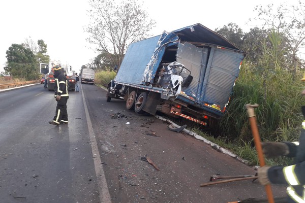 Caminhão bate na traseira e, caminhoneiro morre durante manutenção do veículo na BR 352