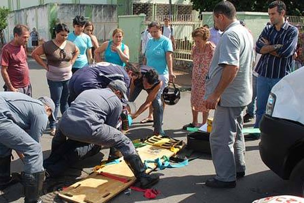 Sem ambulância, bombeiros usam caminhão para socorrer vítima de acidente