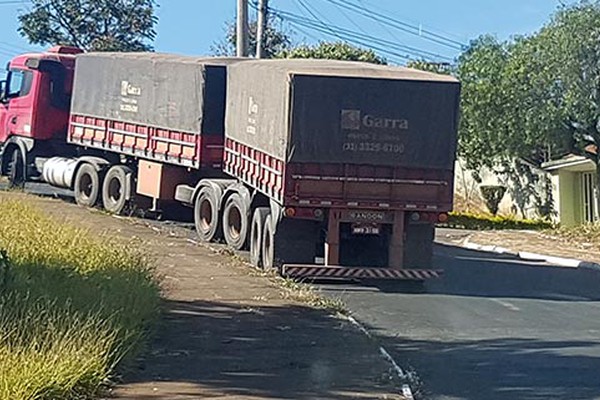 Carreta carregada com 37 toneladas não consegue subir a Praça Madri e fica parada na pista