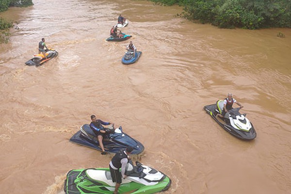 Com nível do Rio Paranaíba 8 metros acima do normal, amigos fazem passeio inédito de jet ski