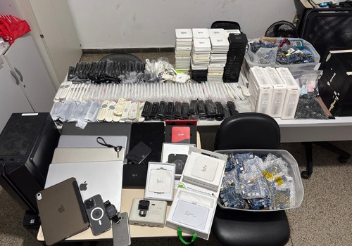 Operação da Polícia Civil contra a pirataria digital apreende milhares de peças de TV Box em Araxá
