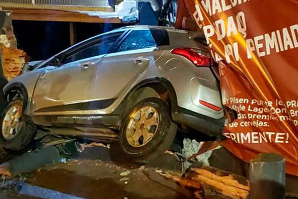 Carro atravessa a Praça Champagnat e fica cravado em parede de choperia no centro