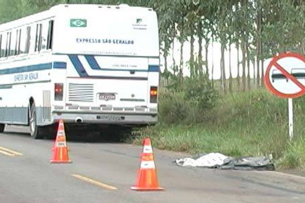 Mulher de 79 anos morre ao ser atropelada pelo ônibus em que iria embarcar