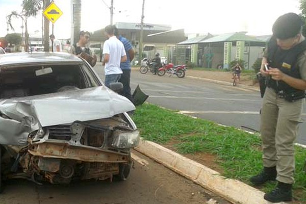 Motorista perde o controle ao ser fechado em rotatória e acaba se chocando em palmeira