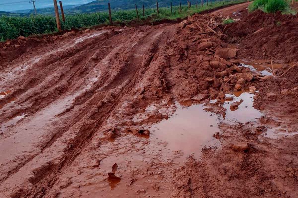 Ponte sobre o Ribeirão da Cota é interditada e moradores da zona rural sofrem com atoleiros