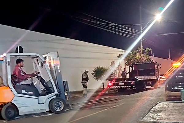 Guinchos usam empilhadeiras para remover veículos estacionados em local proibido nas imediações do Parque de Exposições
