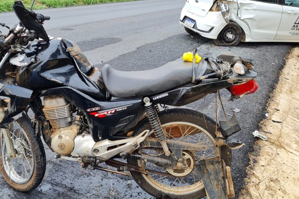 Motociclista tem fraturas após carro rodar em pista molhada e o atingir na BR 354