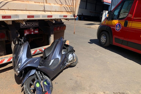 Motociclista fica ferido ao bater em caminhonete e ir parar na traseira de carreta