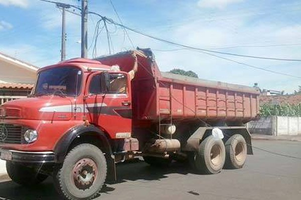 Caminhão basculante arranca fiação de telefone no Bairro Jardim Andradas