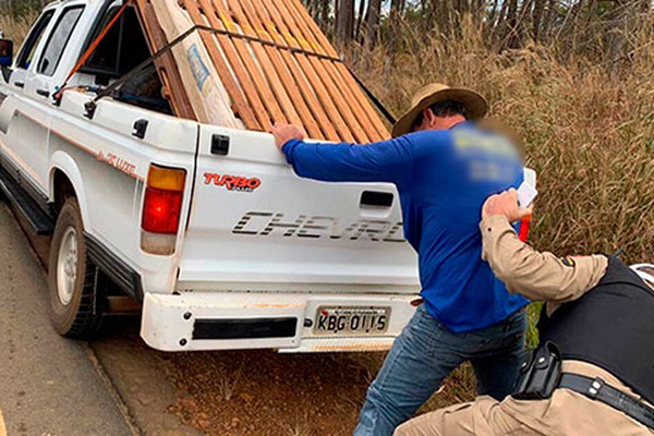 Polícia Militar Rodoviária prende motorista com mandado de prisão por homicídio na MG230