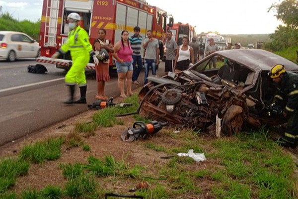 Motorista de 44 anos morre em grave acidente com carreta carregada de cervejas na BR 365