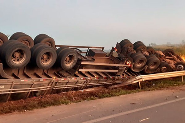 Motorista morre preso às ferragens após carreta carregada de mercadorias capotar na BR354